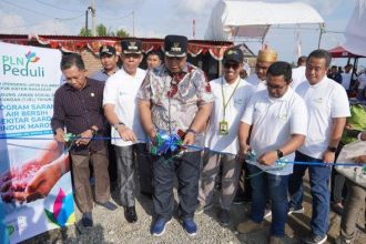 Peresmian bangunan penampungan sarana air bersih yang dilakukan oleh Bupati Maros, Andi Syafril Chaidir. Sumber: makassar.tribunnews.com.