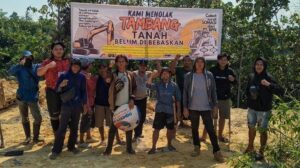 Warga Desa Pura Sajau saat melaksanakan aksi protes di area perusahaan tambang, buntut sengketa lahan.