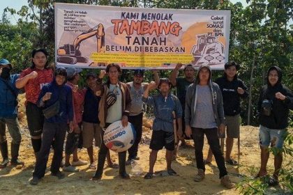 Warga Desa Pura Sajau saat melaksanakan aksi protes di area perusahaan tambang, buntut sengketa lahan.