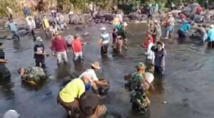 Suasana gotong royong warga Desa Koto Tuo. Sumber: rri.co.id