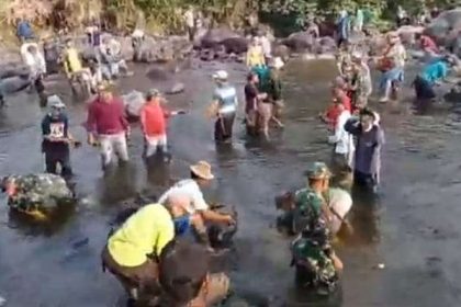 Suasana gotong royong warga Desa Koto Tuo. Sumber: rri.co.id
