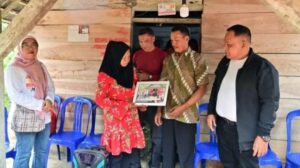 Warga Desa Ruguk mendapatkan bantuan bedah rumah dari Program Swasembada Rumahku. Sumber: Istimewa