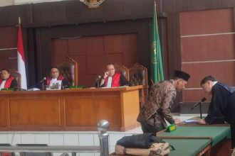 Proses persidangan Kades Tanjung Raya atas dugaan korupsi dana desa. Sumber:kumparan.com