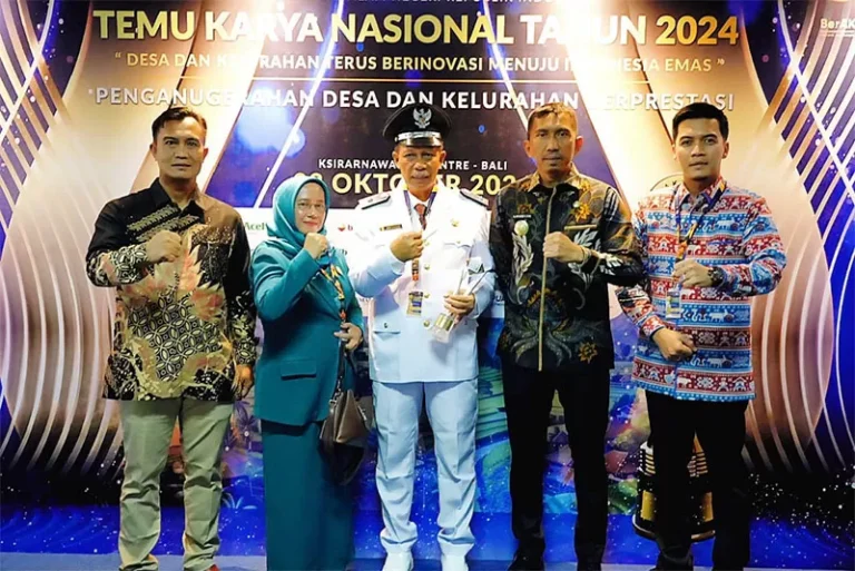 Foto bersama usai menerima penghargaan. Sumber: riaupos.jawapos.com