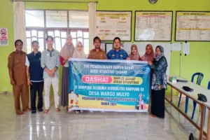 Camat Kapuas Kuala Nurcahyono bersama jajaran Pemdes Wargo Mulyo usai kegiatan Program Dashat di desa setempat belum lama ini..