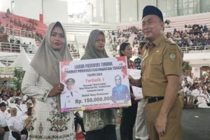 Posyandu Desa seger waras berhasil meraih juara 1 dan menerima hadiah.