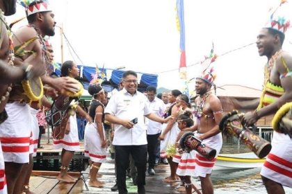 Pj Wali Kota Jayapura, Christian Sohilait saat berkunjung ke Kampung Tobati, Sumber : Tribun-Papua.com