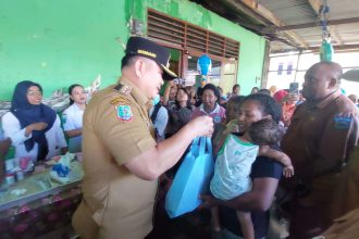 Penjabat Wali Kota Sorong, Dr. Bernhard Eduard Rondonuwu saat menghadiri Program Pencegahan Stunting di Posyandu Aswaraya, Kelurahan Klawigi. Sumber : rri.co.id