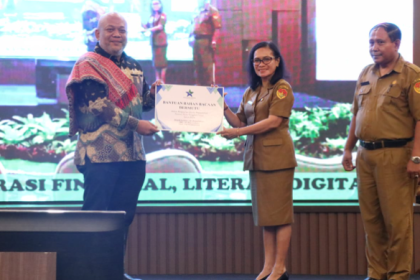 Penyerahan bantuan bahan bacaan bermutu dari Perpusnas di sela kegiatan Sosialisasi Kegemaran Membaca, di Kota Kupang. Sumber Foto: RM.id