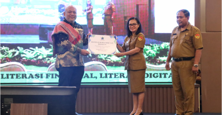 Penyerahan bantuan bahan bacaan bermutu dari Perpusnas di sela kegiatan Sosialisasi Kegemaran Membaca, di Kota Kupang. Sumber Foto: RM.id