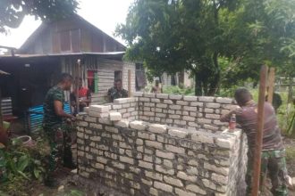Babinsa Koramil Waropen Bawah membangun bak air bersih untuk warga Kampung Sarafambai. Sumber : rri.com