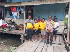 Polres Sorong Selatan menyalurkan bantuan sembako kepada warga yang terdampak bencana banjir di Kampung Keyen. Sumber : rri.com