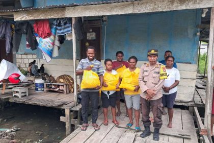 Polres Sorong Selatan menyalurkan bantuan sembako kepada warga yang terdampak bencana banjir di Kampung Keyen. Sumber : rri.com