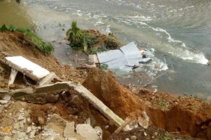 Kondisi bangunan rumah warga yang amblas. Sumber:antaranews.com