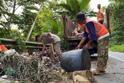 Sampah yang menumpuk di kawasan Desa Hunuth. Sumber : TribunAmbon.com