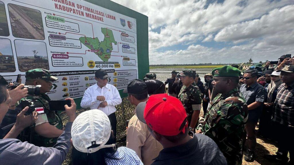 Menteri Pertanian Amran Sulaiman saat melakukan kunjungan ke Kampung Wanam, Distrik Ilwayab Kabupaten Merauke, Papua Selatan. Sumber : rri.co.id