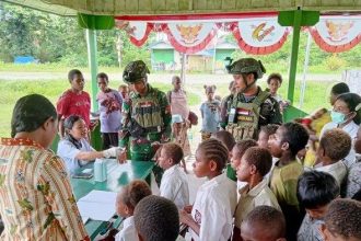 Masyarakat Kampung Sagapusatu saat antre pengobatan gratis. Sumber : Tribunpapua.com