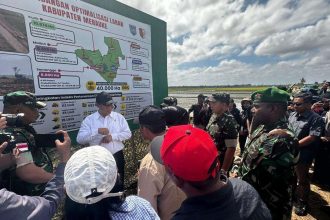 Menteri Pertanian Amran Sulaiman saat melakukan kunjungan ke Kampung Wanam, Distrik Ilwayab Kabupaten Merauke, Papua Selatan. Sumber : rri.co.id