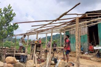 Warga Kampung Tatakra bersama anggota TNI, Satgas Yonif 512/QY melakukan renovasi Pos Penjagaan. Sumber : Tribun-Papua.com
