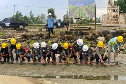 Aksi penanaman ratusan mangrove di pesisir pantai Desa Tansi Ambon. Sumber : rri.co.id