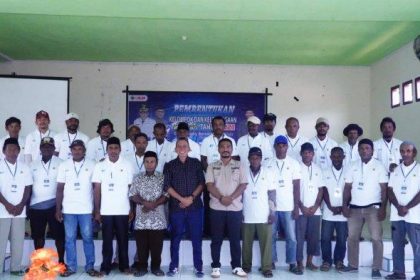 Foto bersama Plt. Kepala Dinas Perikanan Abdurrahim Yau beri bersama dengan kelompok nelayan Sumber : TribunTernate.com