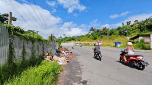 Tumpukan sampah meluber hingga ke badan jalan Y. Syaranamual, Desa Hunuth, Kecamatan Teluk Ambon, Kota Ambon. Sumber :TribunAmbon.com