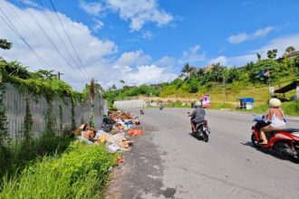 Tumpukan sampah meluber hingga ke badan jalan Y. Syaranamual, Desa Hunuth, Kecamatan Teluk Ambon, Kota Ambon. Sumber :TribunAmbon.com