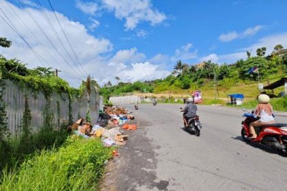 Tumpukan sampah meluber hingga ke badan jalan Y. Syaranamual, Desa Hunuth, Kecamatan Teluk Ambon, Kota Ambon. Sumber :TribunAmbon.com