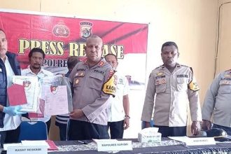 Kapolres Supiori AKBP Marthin W Asmuruf saat melalukan konferensi pers. Sumber : Tribun-Papua.com
