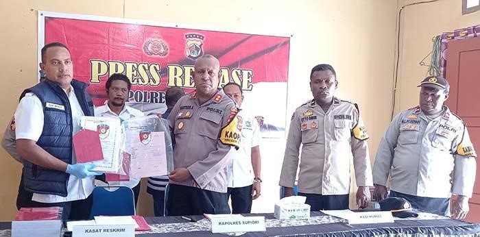 Kapolres Supiori AKBP Marthin W Asmuruf saat melalukan konferensi pers. Sumber : Tribun-Papua.com