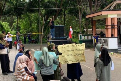 Puluhan warga Desa Tabamasa unjuk rasa di depan Kantor Bupati Halmahera Selatan. Sumber : Tribun-Papua.com