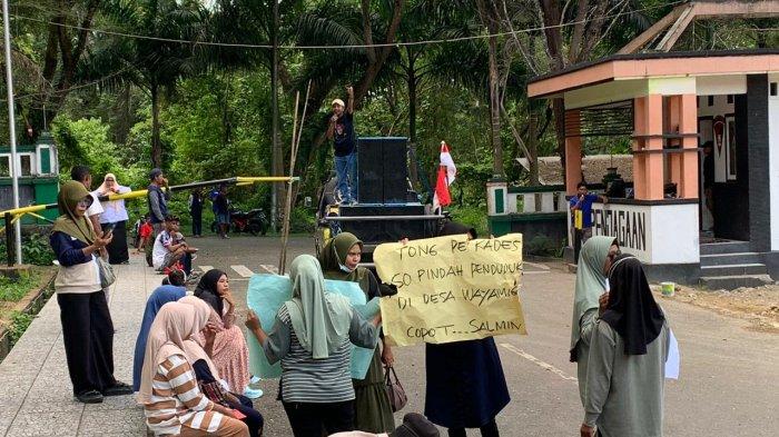 Puluhan warga Desa Tabamasa unjuk rasa di depan Kantor Bupati Halmahera Selatan. Sumber : Tribun-Papua.com