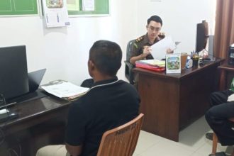Tim penyidik Kejaksaan Negeri Malteng saat menetapkan dua tersangka kasus dugaan korupsi Pengelolaan Dana Pembangunan Dam Parit, Desa Sariputih. Sumber : Tribun-Papua.com