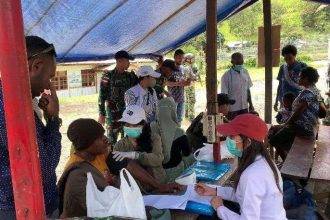 Satgas Yonif 614/Raja Pandita memberikan pelayanan kesehatan gratis di Kampung Aulani Sumber : rri.co.id