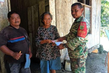 Babisan Warbah saat menyerahkan bantuan BLT kepada masyarakat. Sumber : rri.co.id