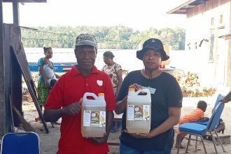 Anggota KPB Sarnusu Indah memperlihatkan produk minyak kelpa serba guna. Sumber: dokumentasi TEKAD.