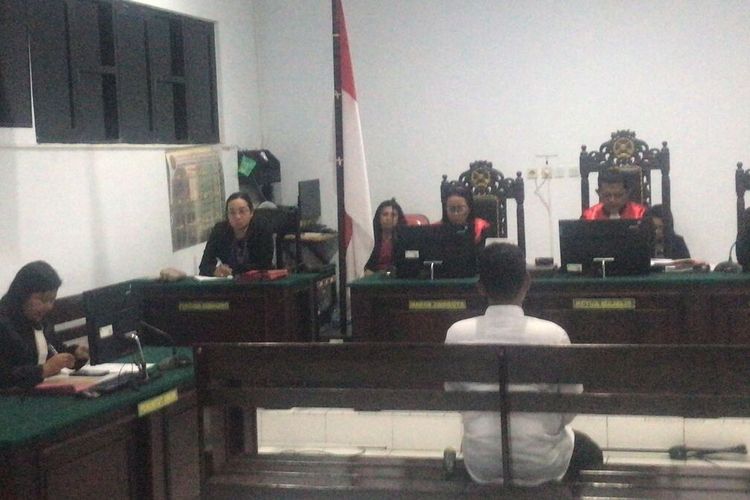 Mantan Kepala Desa Haya, Hasan Wailissa saat menjalani sidang putusan di Pengadilan Tipikor Ambon Sumber : Kompas.com