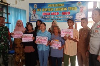 Prosesi penyerahan BLT-DD. Sumber:suaraindonesia.co.id