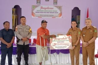 Proses Penyerahan BLT DD. Sumber:rri.co.id