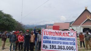 Aksi demonstrasi yang dilakukan warga di Kantor Bupati Sigi. Sumber: palu.tribunnews.com.