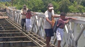 Anak SD melewati jembatan rusak di Ohoi (Desa) Dian Darat, Kabupaten Maluku Tenggara. Sumber : TribunAmbon.com