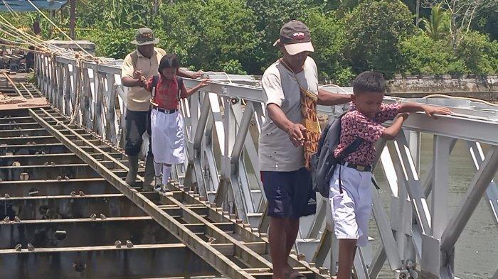 Anak SD melewati jembatan rusak di Ohoi (Desa) Dian Darat, Kabupaten Maluku Tenggara. Sumber : TribunAmbon.com