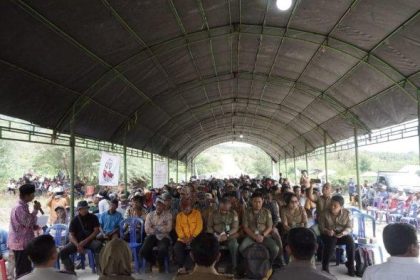 Audiensi warga Desa Sibowi dengan Bupati Sigi. Sumber: palu.tribunnews.com.