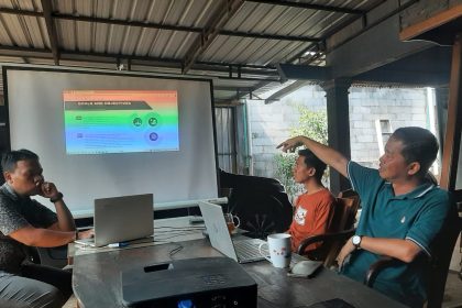 Petinggi Ngabul, Kecamatan Tahunan, Sholehan saat menjelaskan rencana pembangunan destinasi wisata baru di Desa Ngabul, belum lama ini. Sumber : Lia Barokatus Solikah/Joglo Jateng