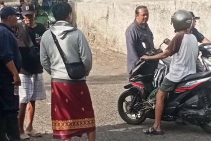 Pelaksanaan pemantauan TPS Gunung Karang, Desa Pemecutan Kelod, Kecamatan Denpasar Barat yang melibatkan Babinsa, Babinkamtibmas, kepala kewilayahan, Jumali Desa Pemecutan Kelod, serta petugas dari DLHK Denpasar. Sumber foto : BaliPortalNews