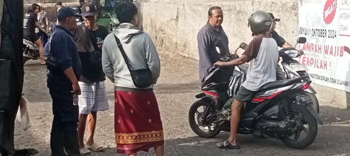 Pelaksanaan pemantauan TPS Gunung Karang, Desa Pemecutan Kelod, Kecamatan Denpasar Barat yang melibatkan Babinsa, Babinkamtibmas, kepala kewilayahan, Jumali Desa Pemecutan Kelod, serta petugas dari DLHK Denpasar. Sumber foto : BaliPortalNews