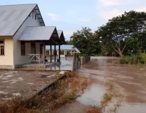 Banjir di Desa Uhango yang menggenangi rumah warga. Sumber: buol.pikiran-rakyat.com.