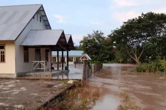 Banjir di Desa Uhango yang menggenangi rumah warga. Sumber: buol.pikiran-rakyat.com.