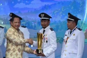 Kades Sabuai saat menerima langsung Penghargaan dari Menteri Dalam Negeri Republik Indonesia Muhammad.