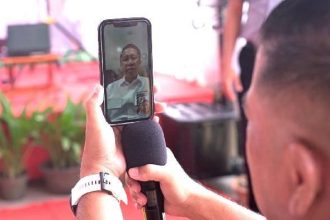 Melalui panggilan video, Menkumham Supratman Andi Agtas menyapa masyarakat Desa Badrain, dan memberikan apresiasi pada pemerintah desa selaku pemrakarsa desa sadar hukum serta Kanwil kemenkumham NTB selaku pembina.Sumber foto : Tribun Lombok